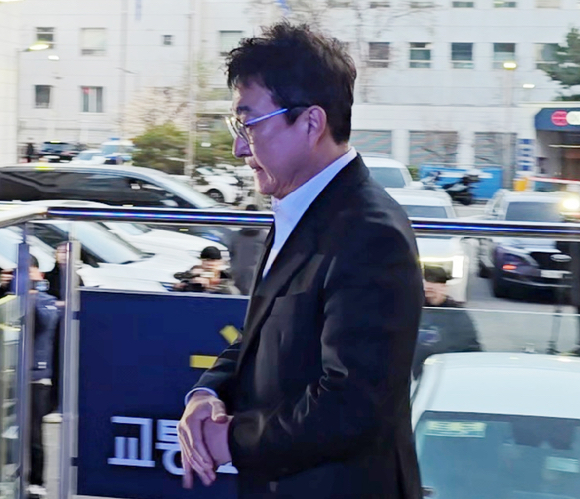 음주운전 사고를 내고 달아난 혐의를 받는 배우 이재룡(62)씨가 사고 나흘 만인 지난 10일 서울 강남경찰서에서 조사를 받고 귀가하고 있다. [사진=연합뉴스]
