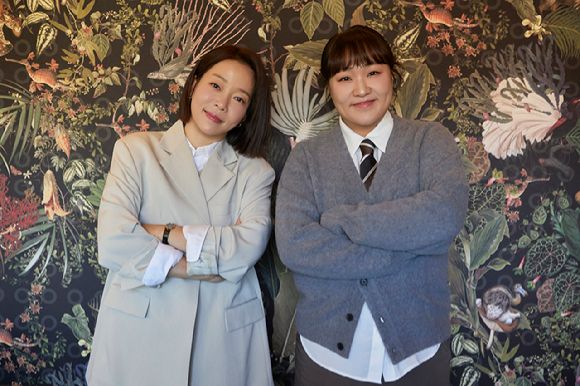 '자매다방' 이수지, 정이랑이 인터뷰에 앞서 사진 촬영을 하고 있다. [사진=쿠팡플레이 ]