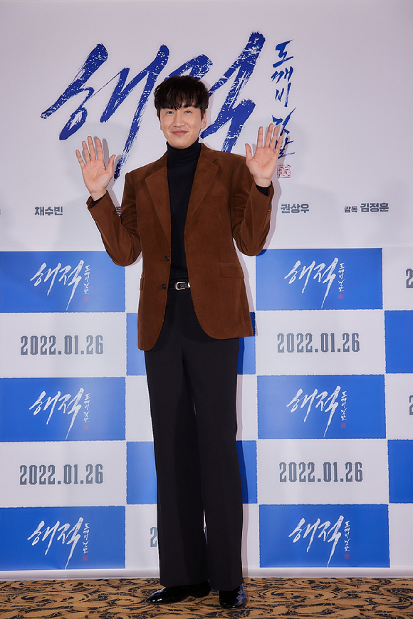 배우 이광수가 12일 오후 온라인으로 진행된 영화 '해적:도깨비 깃발' 언론시사회에 참석해 포즈를 취하고 있다. [사진=롯데언터테인먼트]
