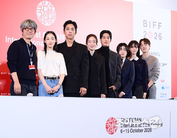 6일 부산 해운대구 영화의전당 중극장에서 열린 제31회 부산국제영화제 개막작 '낮과 밤은 서로에게' 기자회견에서 (왼쪽부터)김종관 감독-배우 김민하-주종혁-한선화-장률-심은경-전소영-김동휘가 포토타임을 갖고 있다. [사진=정소희 기자]