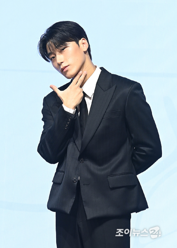 에이티즈 산이 5일 오후 서울 여의도 페어몬트 엠버서더 서울에서 열린 미니 13집 '골든 아워 : 파트 4(GOLDEN HOUR : Part.4)' 발매 기념 기자간담회에서 포즈를 취하고 있다. [사진=곽영래 기자]