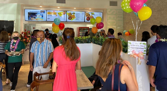 BBQ 하와이 쿠오노몰점에 고객들이 BBQ 치킨을 주문하기 위해 기다리고 있는 모습 [사진=제너시스BBQ]