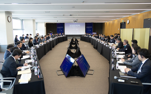 (첫번째줄 왼쪽 여섯번째부터) 조현준 한일교류특별위원회 위원장(효성그룹 회장), 다마츠카 겐이치 일본 경제동우회 한국위원회 위원장과 참석자들이 24일 서울 강남구 삼성동 트레이드타워에서 열린 '제4차 한일 라운드테이블' 행사에서 기념촬영하고 있다. [사진=한국무역협회]