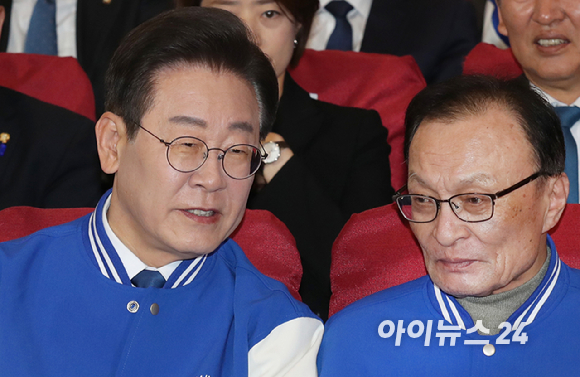 더불어민주당 이재명 대표와 이해찬 상임공동선거대책위원장이 10일 오후 서울 여의도 국회 의원회관에 마련된 제22대 국회의원선거 개표상황실에서 출구조사 결과를 보며 대화를 나누고 있다. [사진=정소희 기자]