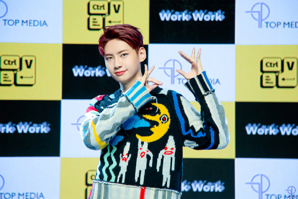 가수 이진혁이 18일 네번째 미니앨범 'Ctrl+V' 발매 기념 온라인 쇼케이스에서 포즈를 취하고 있다. [사진=티오피미디어]