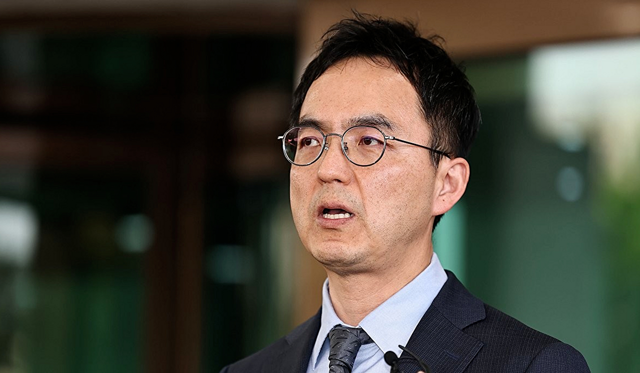 구자현 검찰총장 직무대행이 17일 서울 서초구 대검찰청을 나서며 대장동&middot;대북송금 의혹 사건을 둘러싼 정치권의 국정조사와 관련해 발언하고 있다. 2026.4.17 [사진=연합뉴스]