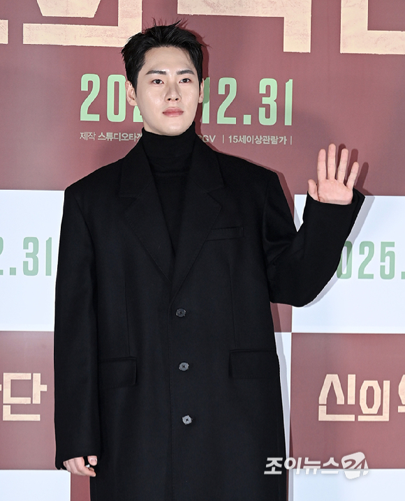 배우 한정완이 8일 서울 용산구 CGV 용산아이파크몰에서 열린 영화 '신의 악단' 제작보고회에서 포즈를 취하고 있다. [사진=곽영래 기자]