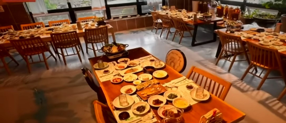 해당 식당에서 준비했던 상과 음식 [사진=JTBC 사건반장 캡쳐]