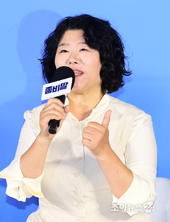 배우 윤경호-조여정-이정은-최유리-조정석이 30일 오전 서울 CGV 용산아이파크몰에서 열린 영화 '좀비딸' (감독 필감성) 제작보고회에 참석하고 있다. [사진=정소희 기자]
