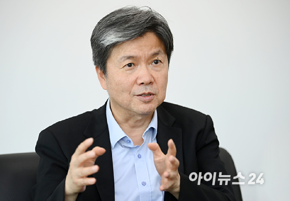 이혁재 서울대&nbsp;반도체공동연구소장이 14일 서울대학교 관악캠퍼스 반도체공동연구소에서 아이뉴스24와 인터뷰를 하고 있다. [사진=곽영래 기자]