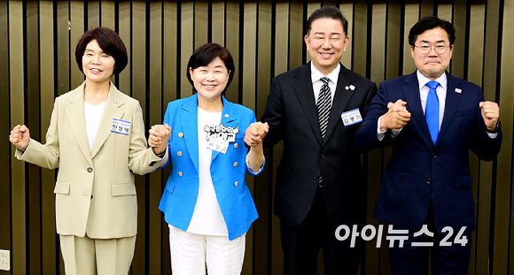 더불어민주당 원내대표 경선에 출마한 김병기 의원과 서영교 의원이 13일 서울 여의도 국회에서 열린 원내대표 선출 의원총회에서 기념 촬영하고 있다.왼쪽부터 한정애 선관위원장, 서영교 의원, 김병기 의원, 박찬대 당 대표 직무대행 겸 원내대표. [사진=곽영래 기자]