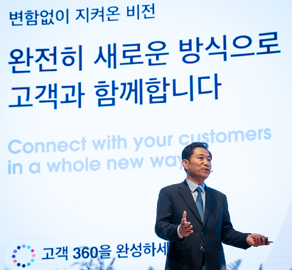 손부한 세일즈포스코리아 대표가 지난 18일 서울 삼성동 코엑스에서 열린 연례 IT 컨퍼런스‘월드투어 코리아 2024'에서 키노트를 하고 있다. [사진=세일즈포스]
