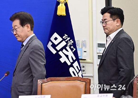 더불어민주당 이재명 대표와 박찬대 원내대표가 21일 오전 서울 여의도 국회에서 열린 최고위원회의에 참석하고 있다. [사진=곽영래 기자]