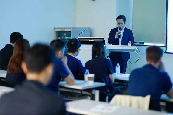 장두현 휴젤 대표가 'AES 2026'에 참석해 인사말을 하고 있다. [사진=휴젤 제공]