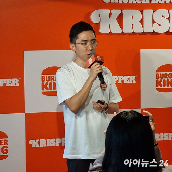 이성하 버거킹코리아 마케팅부문 CMO가 23일 서울 버거킹 약수역점에서 열린 신메뉴 '크리스퍼' 출시 기념 기자간담회에서 제품을 설명하고 있다. [사진=전다윗 기자]