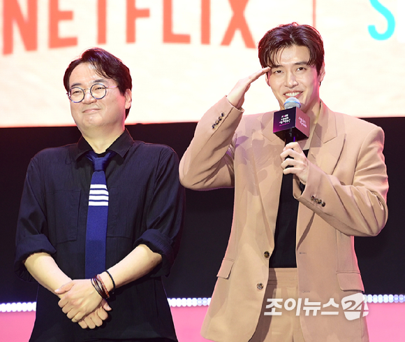 배우 이서환과 강하늘이 28일 오후 서울시청 앞 서울광장에서 열린 넷플릭스·서울특별시 공동주최 2025 K콘텐츠 서울여행주간 '오징어 게임​' 시즌3 피날레 이벤트에 참석하고 있다. [사진=정소희 기자]
