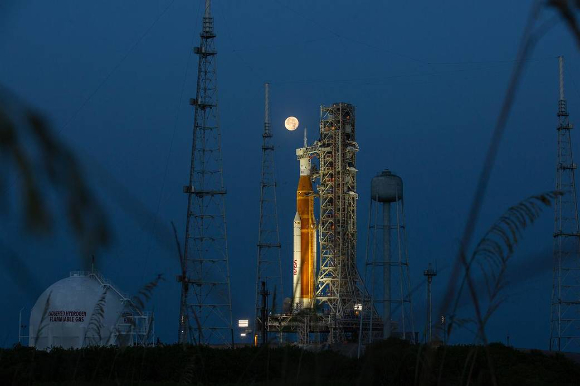 보름달을 배경으로 아르테미스I이 케네디우주센터 발사대에 우뚝 서 있다. 29일 달을 향해 발사한다. [사진=NASA]