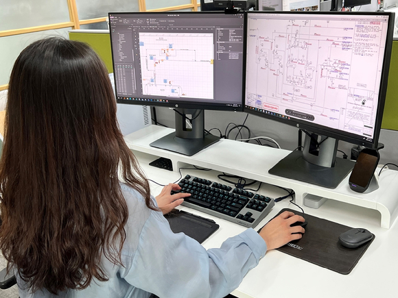 현대엔지니어링 직원이 '공정 배관 계장도(P&ID) 자동 인식 시스템'을 이용한 설계 도면 인식 테스트를 진행하고 있다. [사진=현대엔지니어]