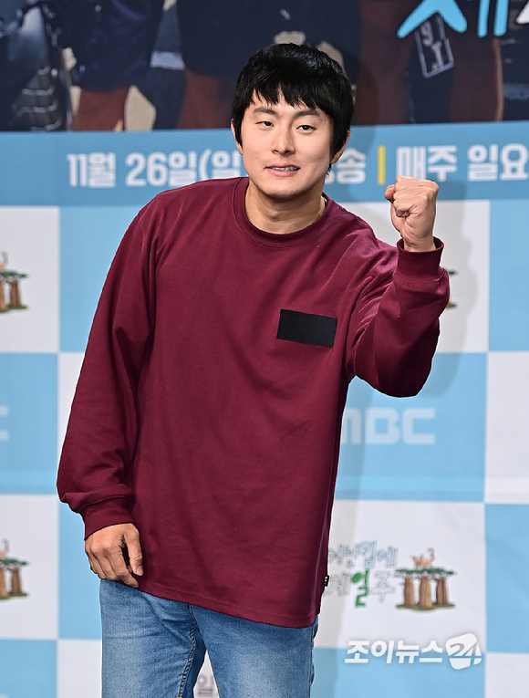 만화가 겸 방송인 기안84가 23일 오후 서울 마포구 MBC 골든마우스홀에서 열린 MBC 예능 프로그램 '태어난 김에 세계일주3' 제작발표회에서 포즈를 취하고 있다. [사진=곽영래 기자]