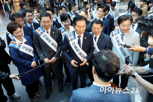 정청래 더불어민주당 대표를 비롯한 민주당 지도부가 2일 오전 용산역을 찾아 귀성길에 나선 시민들에게 인사하고 있다. [사진=곽영래 기자]