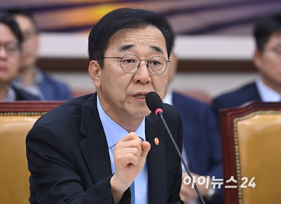 김윤덕 국토교통부 장관이 20일 국회 국토교통위원회에서 열린 GTX-A 삼성역 공사 현장 철근 누락 관련 현안 질의에서 의원 질의에 답변하고 있다. [사진=곽영래 기자]