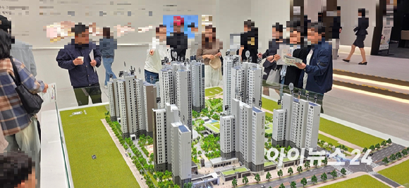힐스테이트 메디알레 견본주택 내 단지 모형도 2025.05.09 [사진=이효정 기자 ]