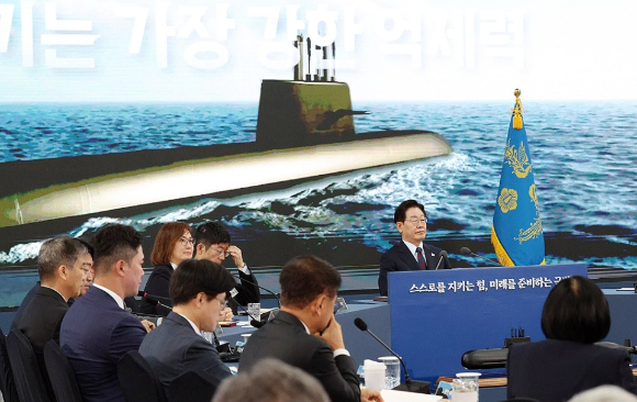 이재명 대통령이 지난 26일 경남 창원시 진해구에서 열린 제1회 미래국방전략위원회에서 안규백 국방부 장관의 핵추진잠수함 개발 기본계획 보고를 듣고 있다. [사진=연합뉴스]