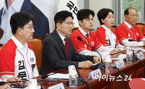 김문수 국민의힘 대선 후보(가운데)가 15일 오전 서울 여의도 국회에서 열린 중앙선대위 회의 및 중앙선대위 임명장 수여식에 참석해 발언하고 있다. [사진=곽영래 기자]