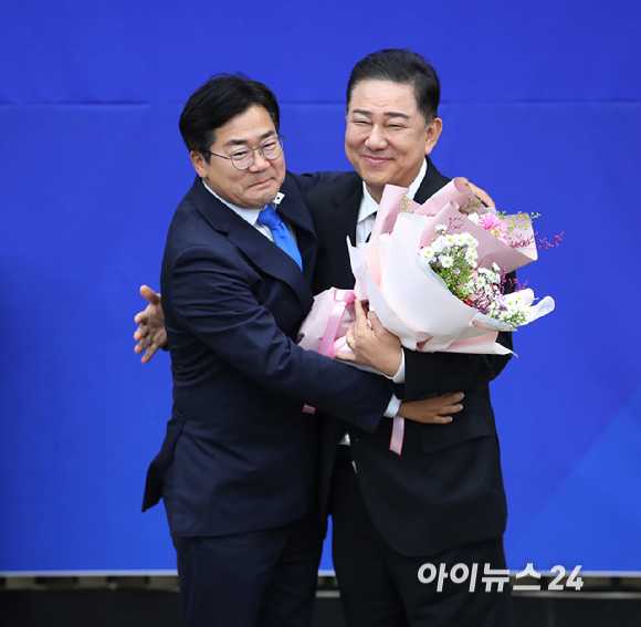 더불어민주당 원내대표로 당선된 김병기 의원이 13일 국회 의원총회 회의장에서 박찬대 원내대표와 기념촬영을 하고 있다. [사진=곽영래 기자]