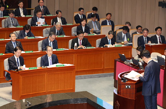 한덕수 국무총리가 8일 오전 서울 여의도 국회에서 열린 예산결산특별위원회 전체회의에서 의원 질문에 답변하고 있다. [사진=뉴시스]