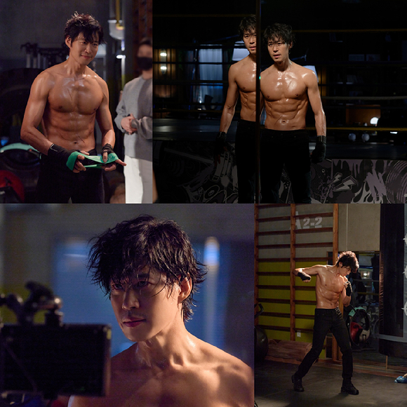 '경이로운 소문2' 유준상이 상반신을 탈의한 채 촬영하고 있다. [사진=나무엑터스]