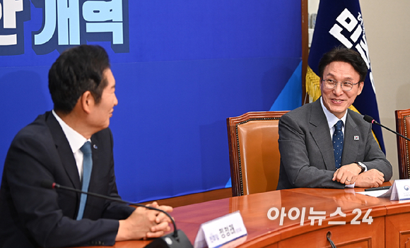 정청래 더불어민주당 신임 대표가 5일 오전 서울 여의도 국회에서 김민석 국무총리를 접견, 대화를 나누고 있다. [사진=곽영래 기자]