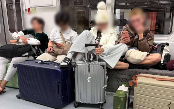 서울 지하철 5호선 열차 안에서 좌석에 다리를 올리거나 캐리어 위에 발을 얹는 등 불쾌감을 유발하는 행동을 한 이들이 누리꾼들의 공분을 사고 있다. 사진은 해당 남성들. [사진=X 갈무리]