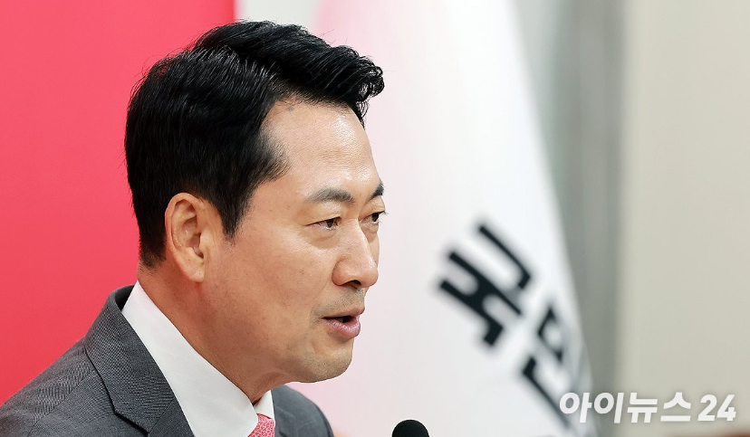 무소속 한동훈 의원이 24일 용산구 국방부 앞에서 비무장지대(DMZ) 내 지뢰 추정 폭발사고 관련 즉각 조사를 촉구하는 1인시위를 하고 있다. 2026.9.24 [사진=연합뉴스]