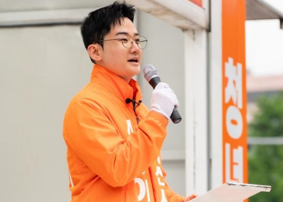 6&middot;3 지방선거 공식 선거운동 첫날인 21일 오전 부산 연제구 연산교차로 일대에서 개혁신당 정이한 부산시장 후보가 부산 지역 출마자들과 합동 출정식을 하며 발언하고 있다. 2026.5.21 [사진=개혁신당] [사진=연합뉴스]