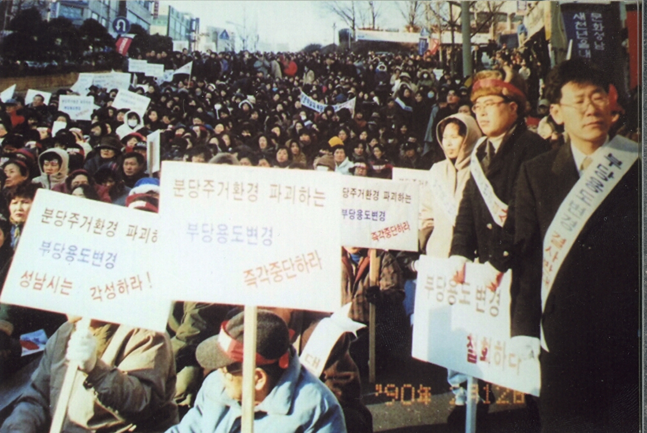 제21대 대통령 선거에서 당선을 확정지은 이재명 더불어민주당 대선 후보의 1978년 야구 글로브 공장인 '대양실업' 소년공 시절. 그 해 4월 말 고입 검정고시학원에 등록해 8월 합격. 공장이 망한 탓에 태어나서 처음으로 집에서 얼마간 쉬기도 했음. [사진=이재명 후보 측 제공. DB 및 재판매 금지]