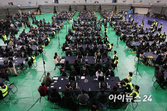 28일 서울 송파구 올림픽공원 핸드볼경기장에서 이태한 선거관리위원회 특별검사팀 관계자, 사무원, 참관단이 6&middot;3 지방선거 투표용지 공개검증을 준비하고 있다. [사진=사진공동취재단 ]
