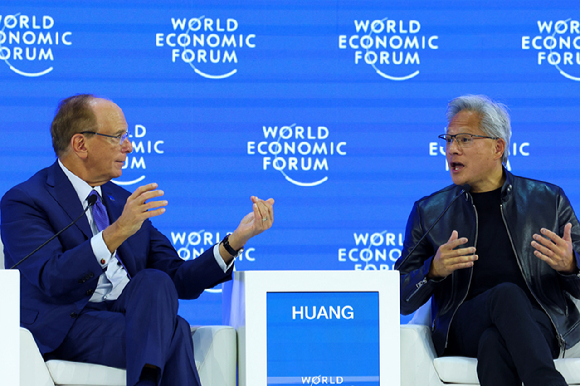 젠슨 황 엔비디아 CEO가 21일(현지시간) 스위스 다보스에서 열리는 세계경제포럼 연차총회 대담 무대에 입장하고 있다. [사진=연합뉴스]