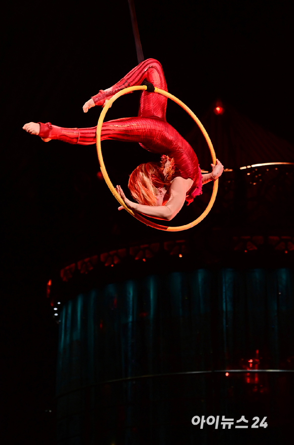 15일 오후 서울 잠실종합운동장 내 빅탑에서 열린 태양의서커스 '쿠자(KOOZA)' 프레스 컨퍼런스에서 배우들이 환상적인 무대를 선보이고 있다. [사진=정소희 기자]