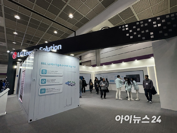 에너지저장장치(ESS)용 2세대 JF2 셀이 적용된 전력망용 시스템 'JF2 DC-Link 5.0' [사진=권서아 기자]