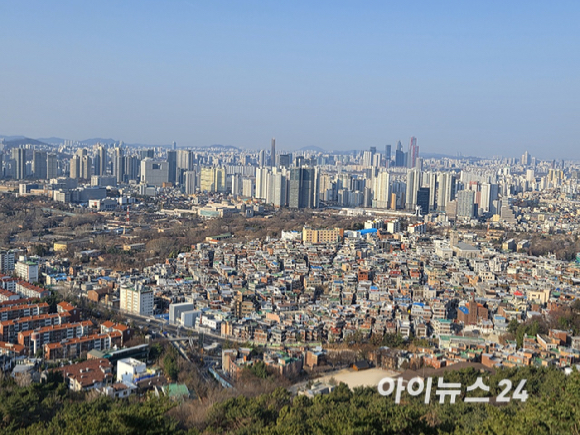 사진은 남산 공원에서 바라본 서울 아파트 전경. [사진=김민지 기자]
