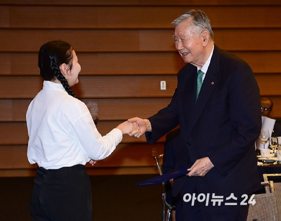 이중근 부영그룹 회장 겸 우정교육문화재단 이사장이 26일 서울 중구 대한상공회의소 국제회의장에서 열린 '2026년 제2학기 장학금 수여식'에 참석해 장학생 대표 카자흐스탄 아이가늠 자리너바와 인사를 나누고 있다. [사진=정소희 기자]