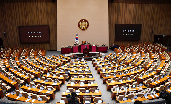이헌승 국민의힘 의원이 12일 서울 여의도 국회에서 열린 본회의에서 은행법 일부개정법률안에 대한 무제한 토론(필리버스터)을 하고 있다. [사진=곽영래 기자]