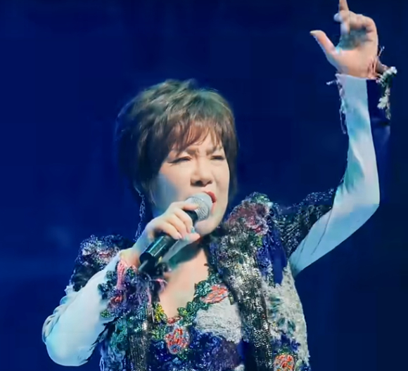 지난 2018년 가수 김연자가 부산대 대동제가 참가해 '아모르파티'를 부르고 있다. [사진=유튜브 @TheGsd]