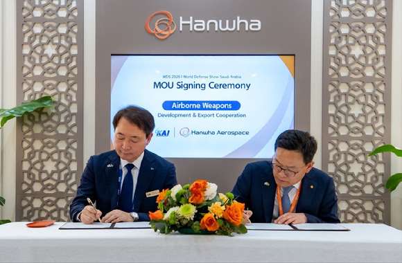 차재병 KAI 대표이사(왼쪽)와 손재일 한화에어로스페이스 대표이사가 현지시간 9일 국산항공 무장 개발 통합 및 수출 공동마케팅 업무협약서(MOU)에 서명하고 있다. [사진=KAI]