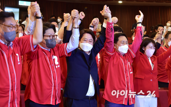 제8회 전국동시자방선거(국회의원 보궐선거) 당일인 1일 이준석 상임선대위원장, 권성동-김기현 공동선대위원장 등 인사들이 서울 여의도 국회 도서관 대강당에 마련된 국민의힘 개표상황실을 방문, 출구조사를 시청후 손을 붙잡고 만세를 하고 있다. [사진=국회사진취재단]