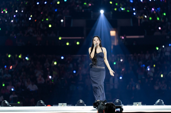가수 이영지가 지난 1일(현지시간)부터 3일까지 미국 로스앤젤레스 크립토닷컴 아레나에서 열린 K-팝 팬&아티스트 페스티벌 '케이콘 엘에이 2025(KCON LA 2025)' 무대에서 열띤 공연을 펼치고 있다. [사진=CJ ENM]