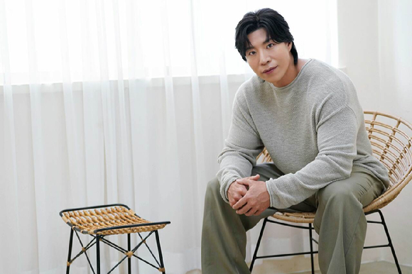 배우 태원석이 JTBC 토일드라마 '굿보이' 종영 인터뷰에 앞서 포즈를 취하고 있다. [사진=스토리제이컴퍼니]