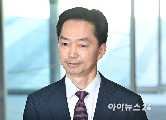 김지용 중대범죄수사청장 후보자가 8일 오후 서울 종로구 정부서울청사 창성동 별관에 마련된 인사청문회 준비단 사무실로 첫 출근하고 있다. [사진=곽영래 기자]