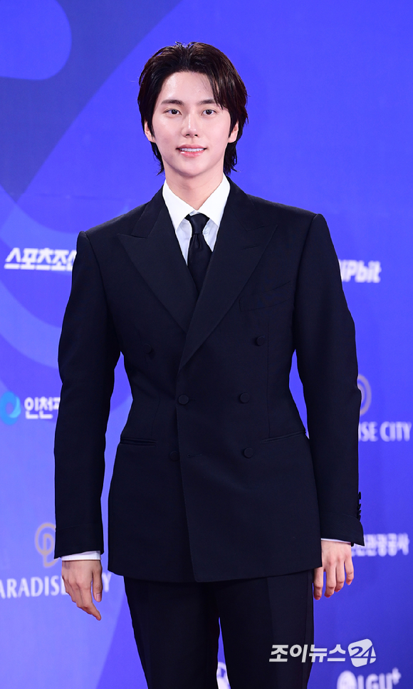 방송인 정현규가 18일 오후 인천광역시 파라다이스 시티에서 열린 제4회 청룡시리즈어워즈 레드카펫 행사에 참석하고 있다. [사진=정소희 기자]